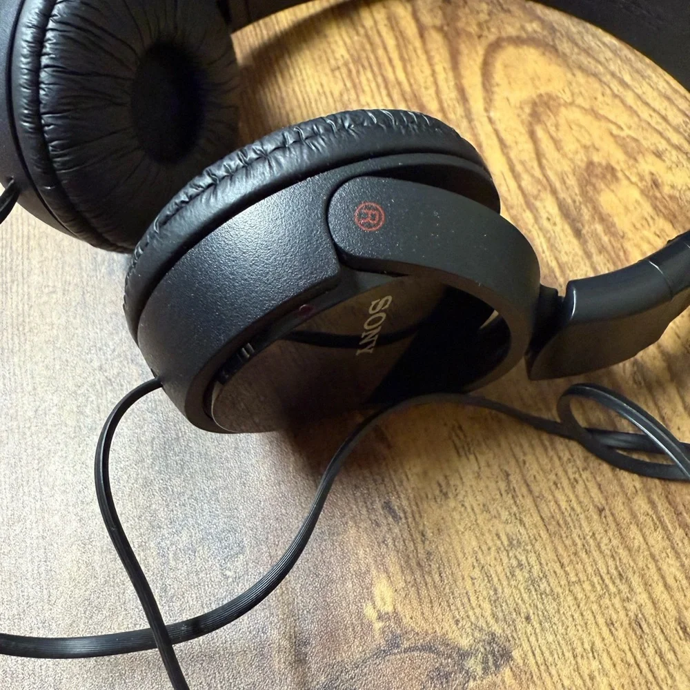 SONY ear headphones. Over-Ear Headphones, black. In excellent condition